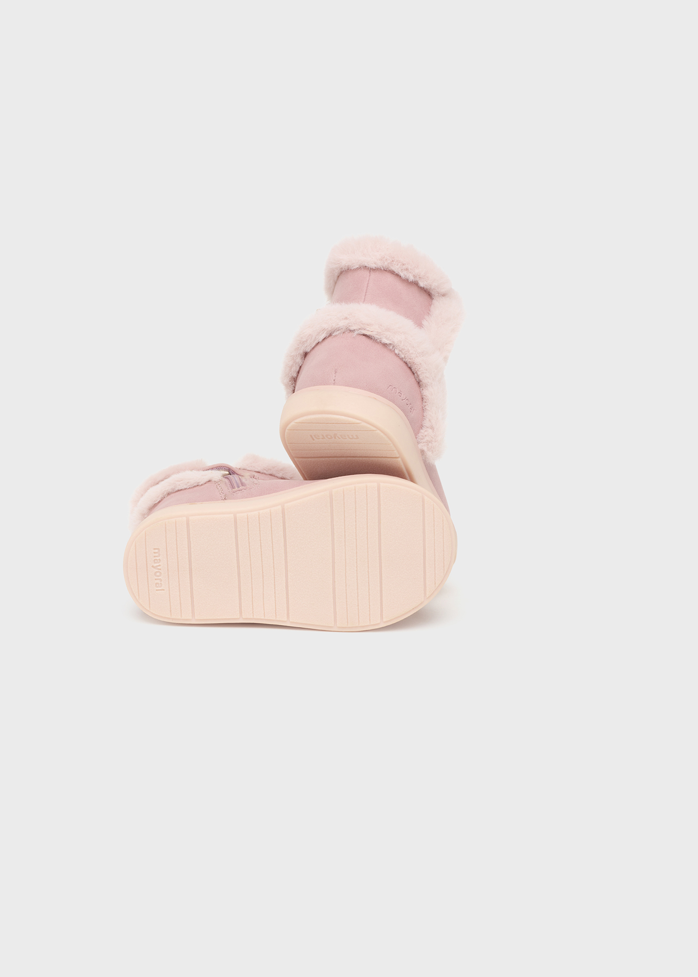 Bota infantil forrada com tachas