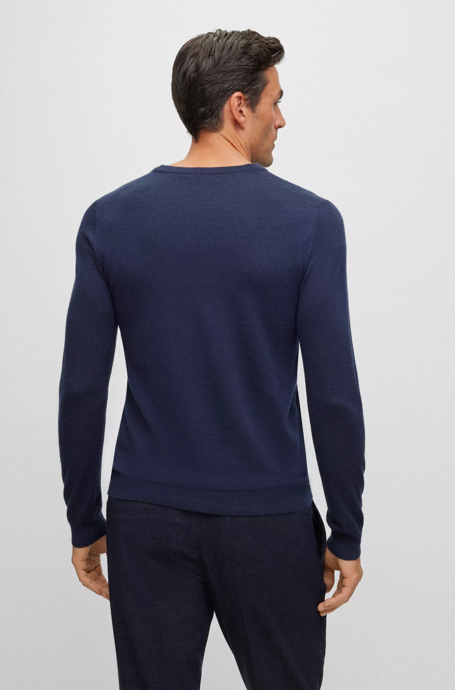 Suéter BOSS cor camelo, corte regular, em cashmere.