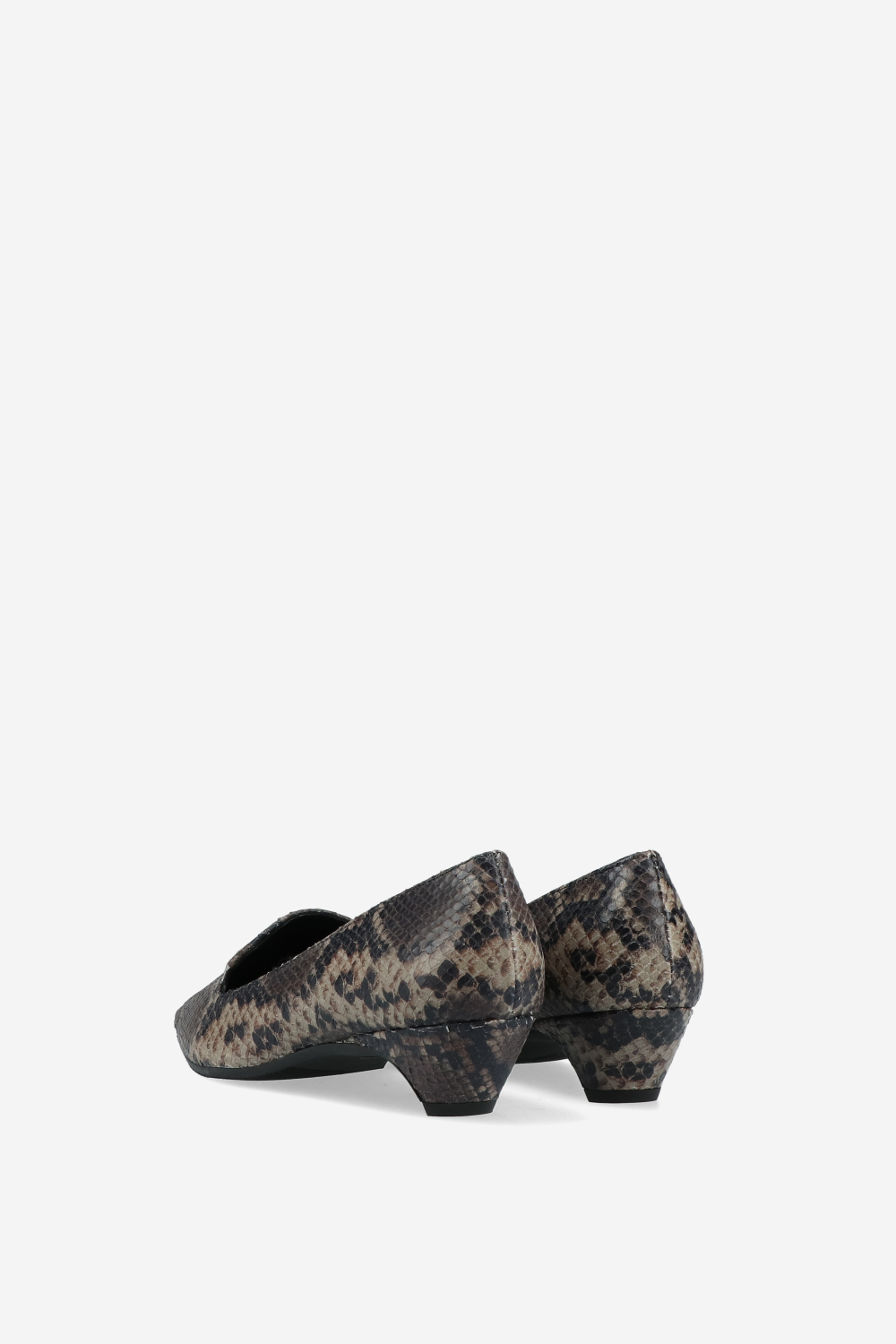 Pointed-toe leather pumps