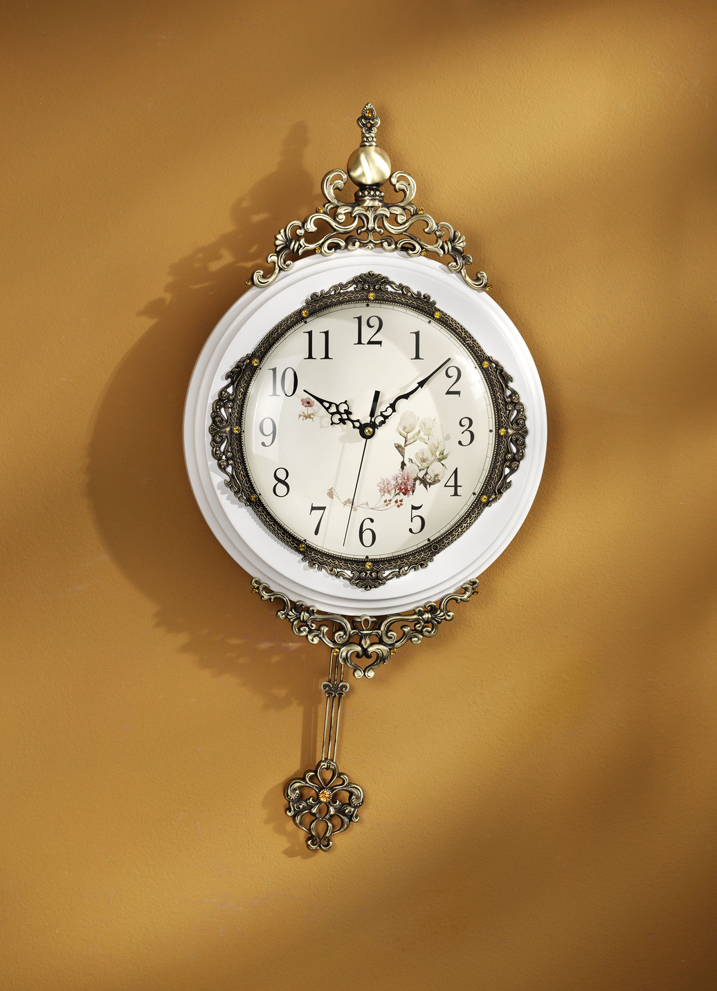 Wanduhr mit arabischen Ziffern