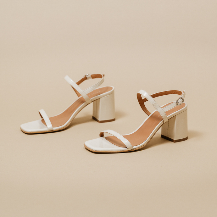 Sandales ouvertes à talons  en cuir brillant écru