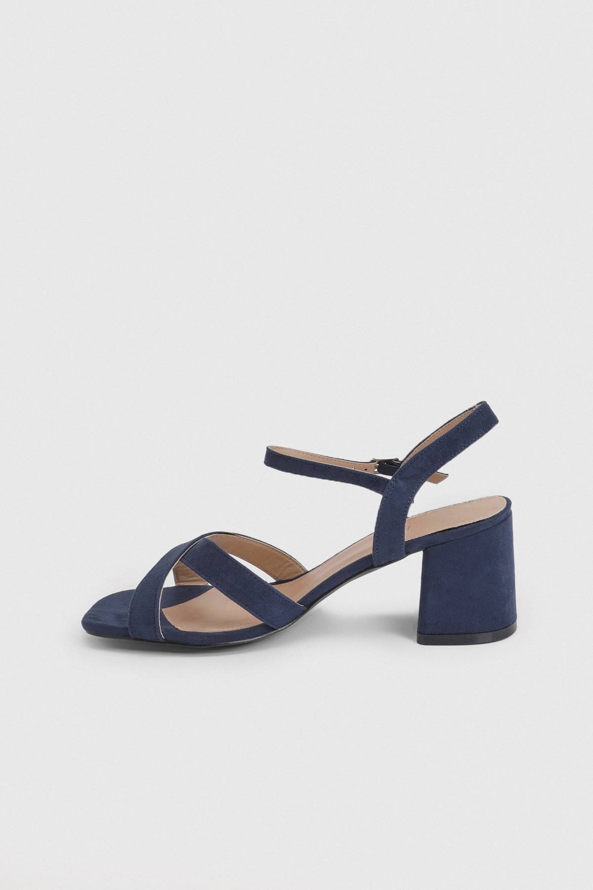 Wallis Sandales À Talons Bloc Moyen Samiyas Coupe Large En Synthétique À Brides Croisées