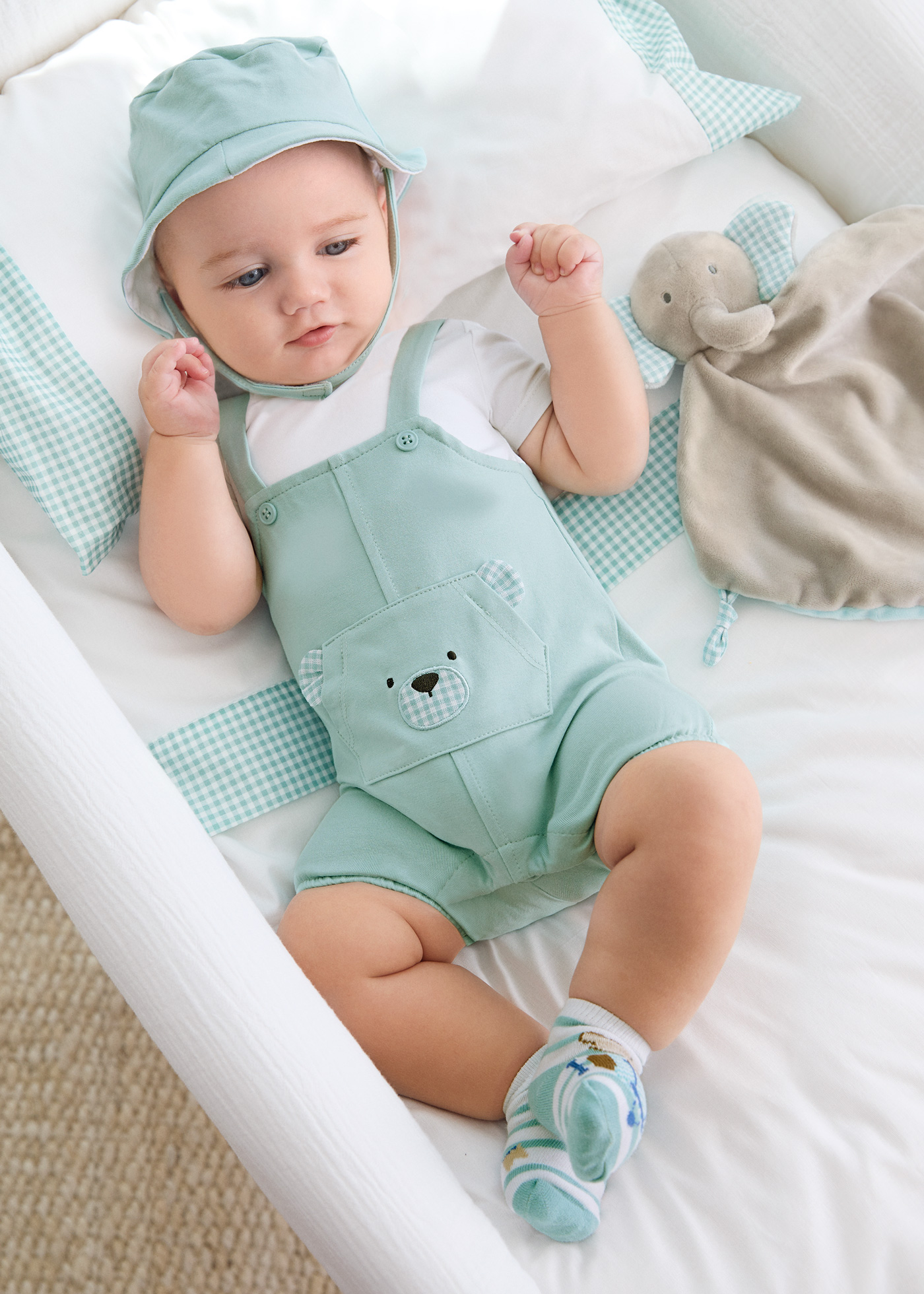 Macacão infantil Better Cotton Jade com gorro.