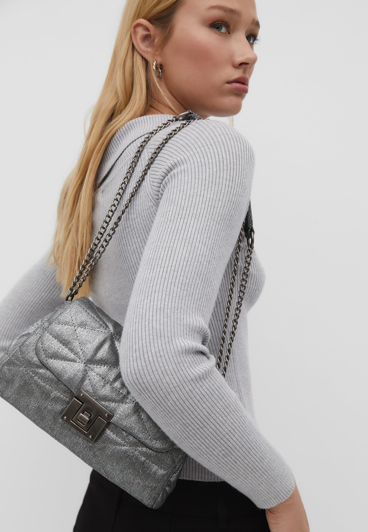 Bolsa transversal em jeans com detalhe metalizado