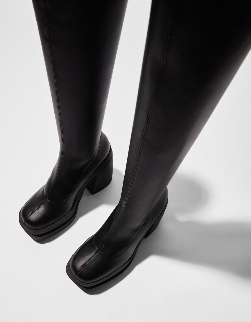 Botas de cano curto com plataforma e salto alto.