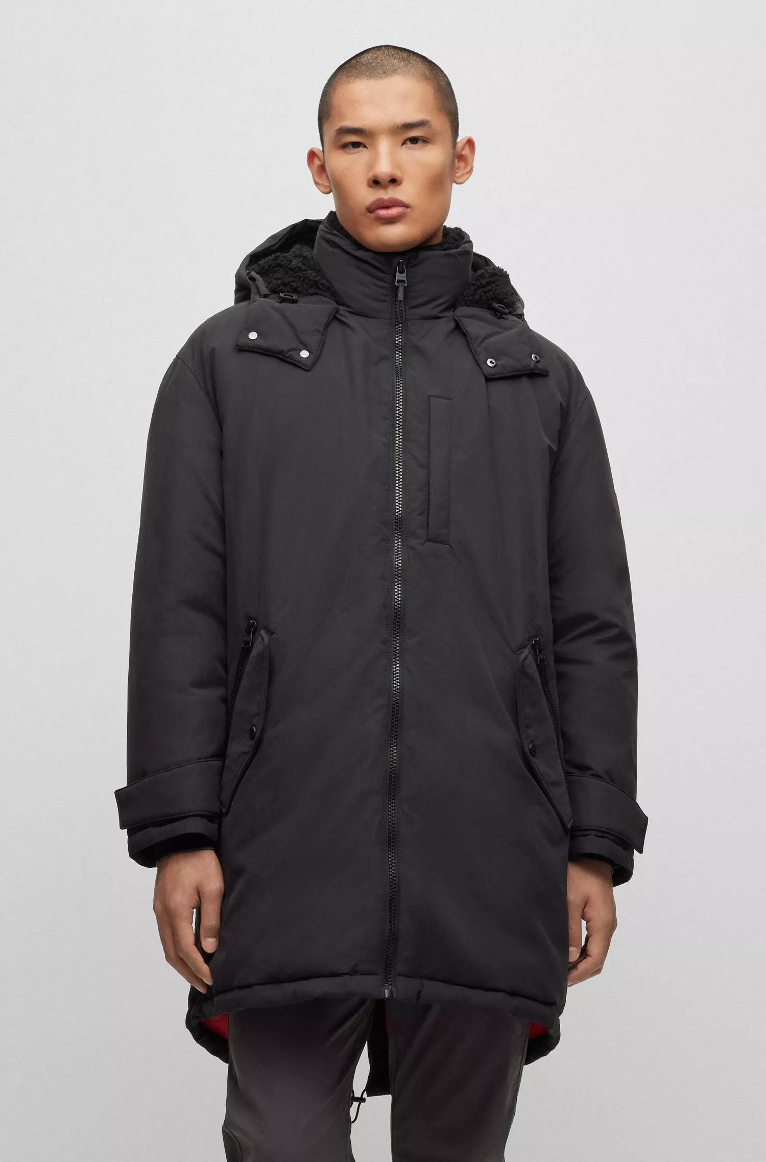 Jaqueta parka HUGO vermelha, repelente à água, com cauda de peixe e emblema com o logotipo.
