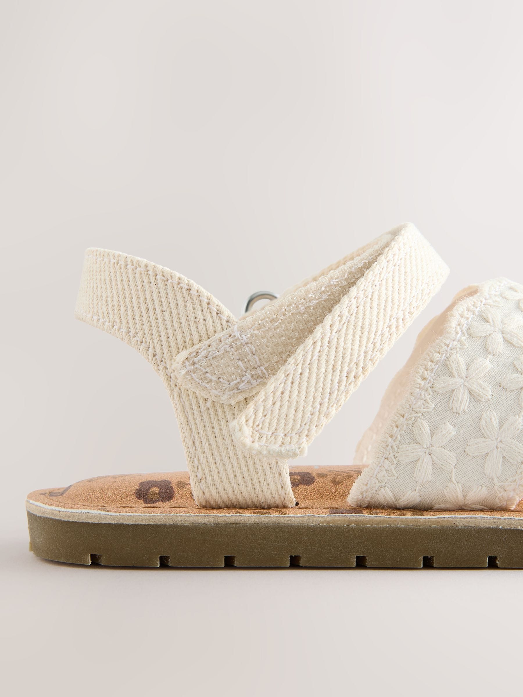 Wit - Broderie sandalen