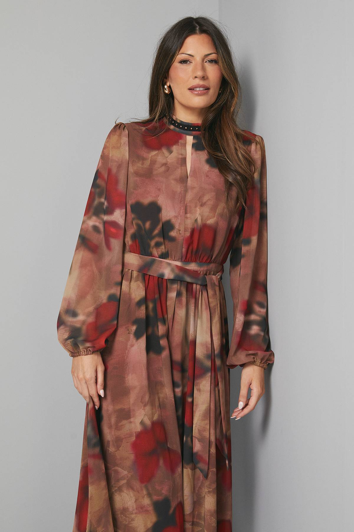 Wallis Robe Midi Noire à Motifs Floraux avec Clous Décoratifs