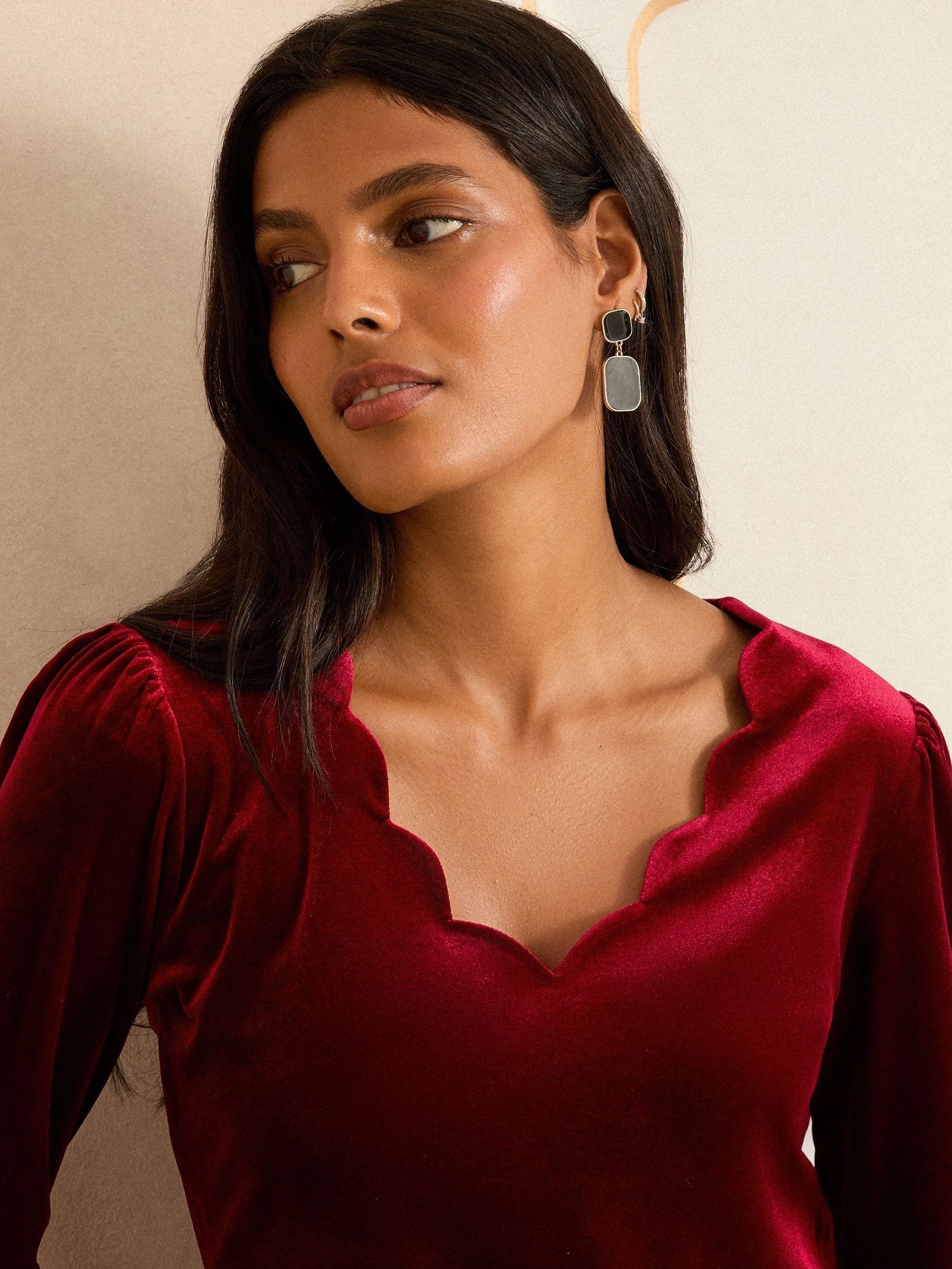 Bessenrood - Love & Roses - Velvet top met geschulpte hals en lange mouwen