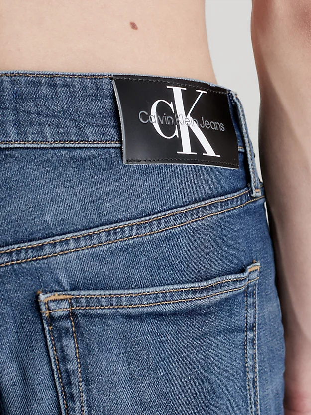 Calça jeans slim fit afunilada