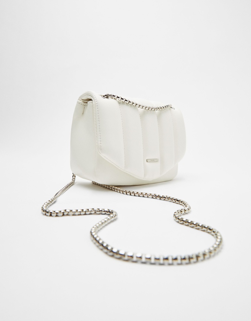 Bolsa transversal multifuncional acolchoada com corrente.