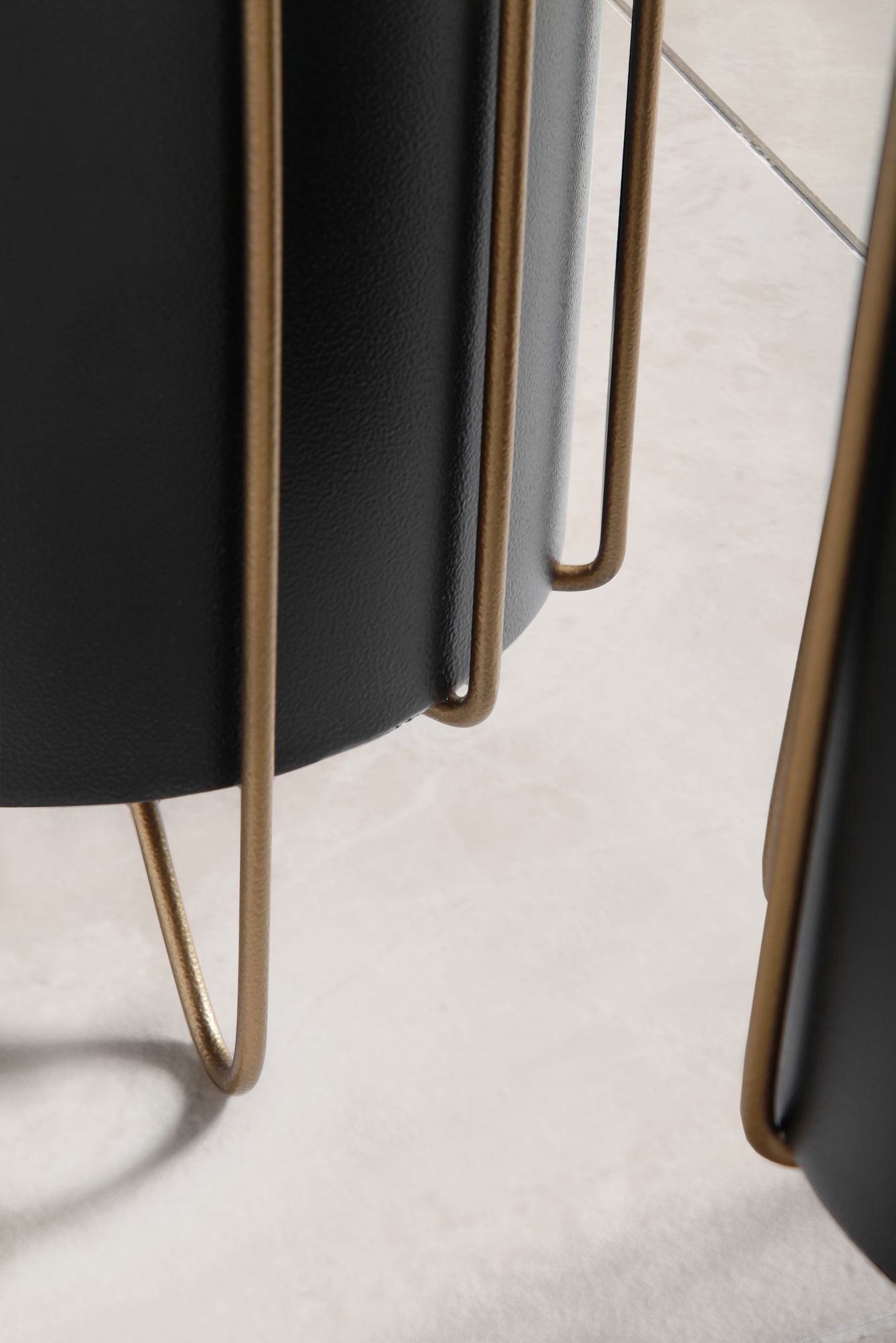 KADIMA DESIGN Moderne Metall Pflanzenkübel - 2-teiliges Set in Schwarz/Gold, Runde Töpfe