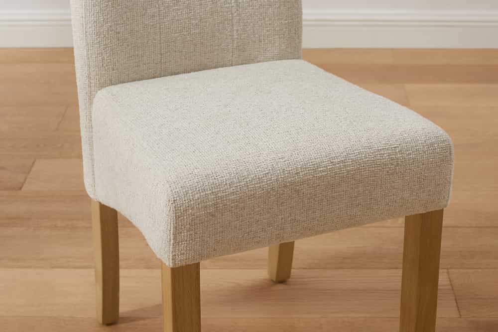 Design Stuhl CASA beige Bouclé Tweed Soft Massivholzbeine Zierknöpfe und Nackenrolle