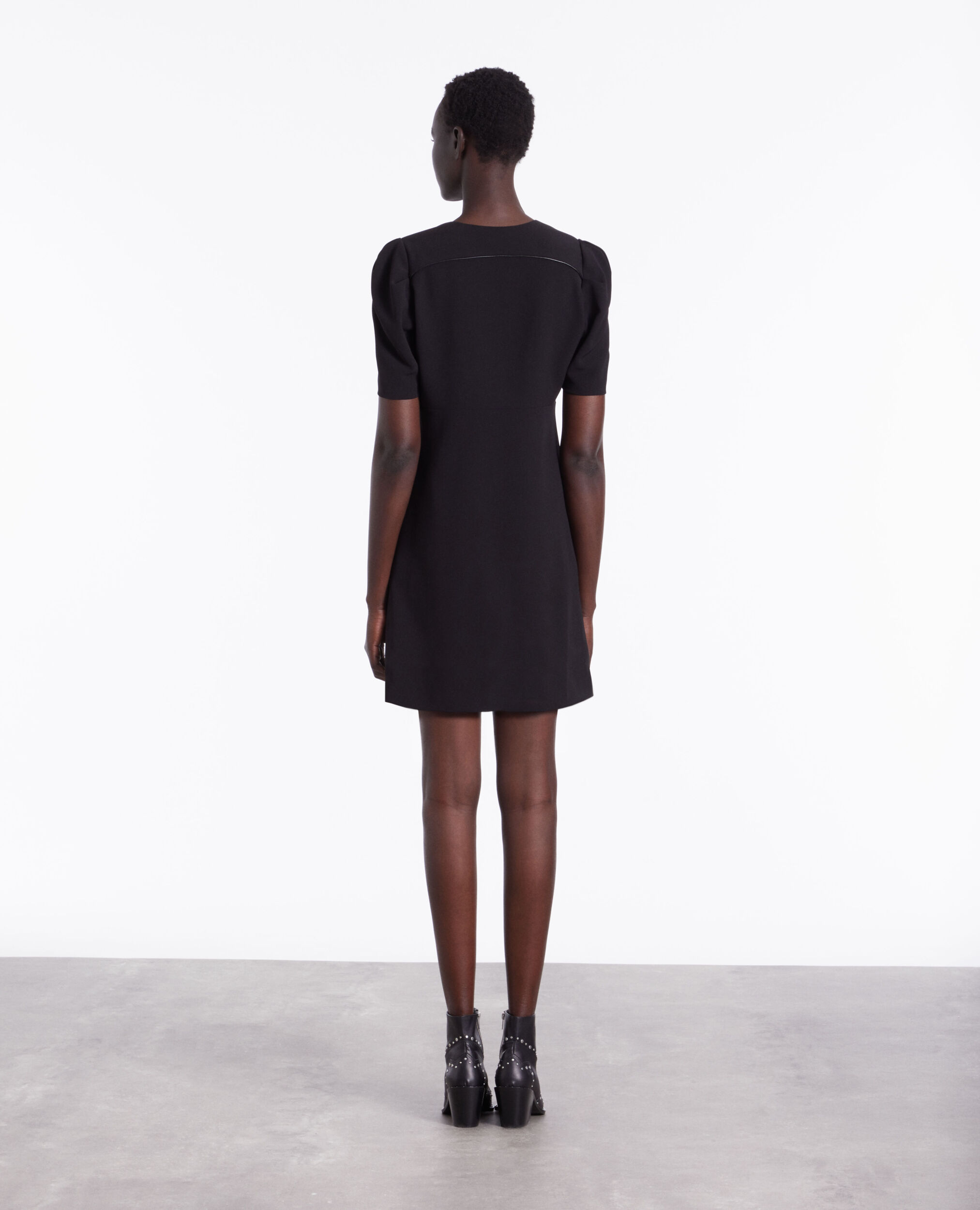 Robe courte noire en crêpe