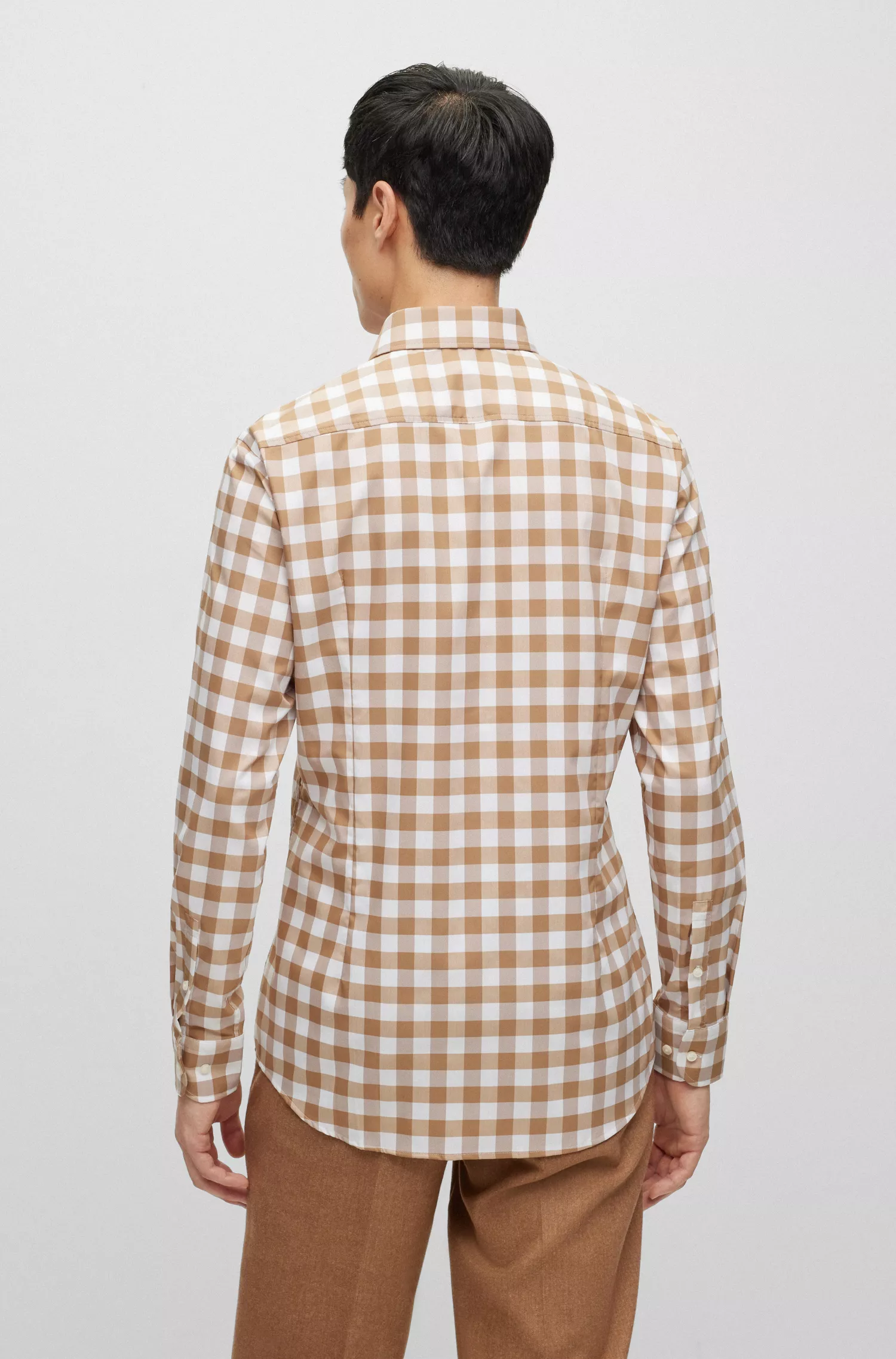 Camisa BOSS preta de corte slim em tecido xadrez de alta performance com elasticidade.