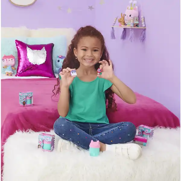 Gabby‘s Dollhouse, Mini Überraschungs-Figuren (verschiedene Serien-Charaktere) mit Aufsteller
