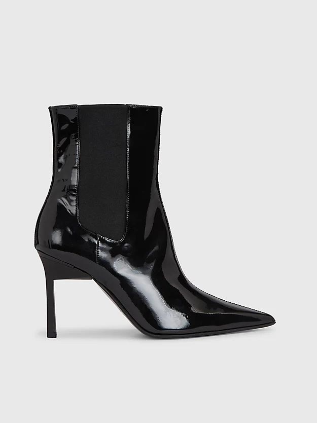 Botas de cano curto em verniz com salto agulha.