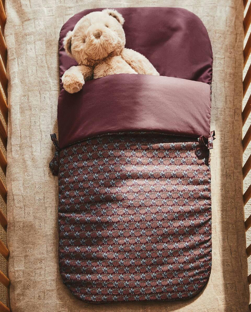 Saco de dormir infantil feito com tecido Liberty.