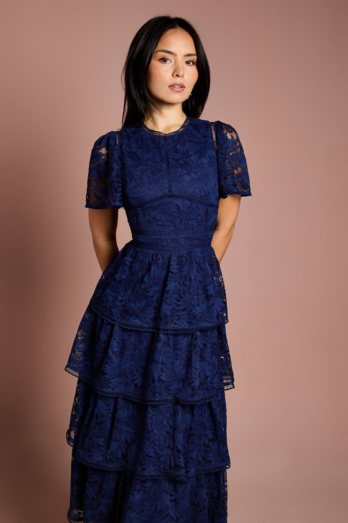 Coast Robe en Dentelle à Volants Petite avec Manches Papillon et Finitions