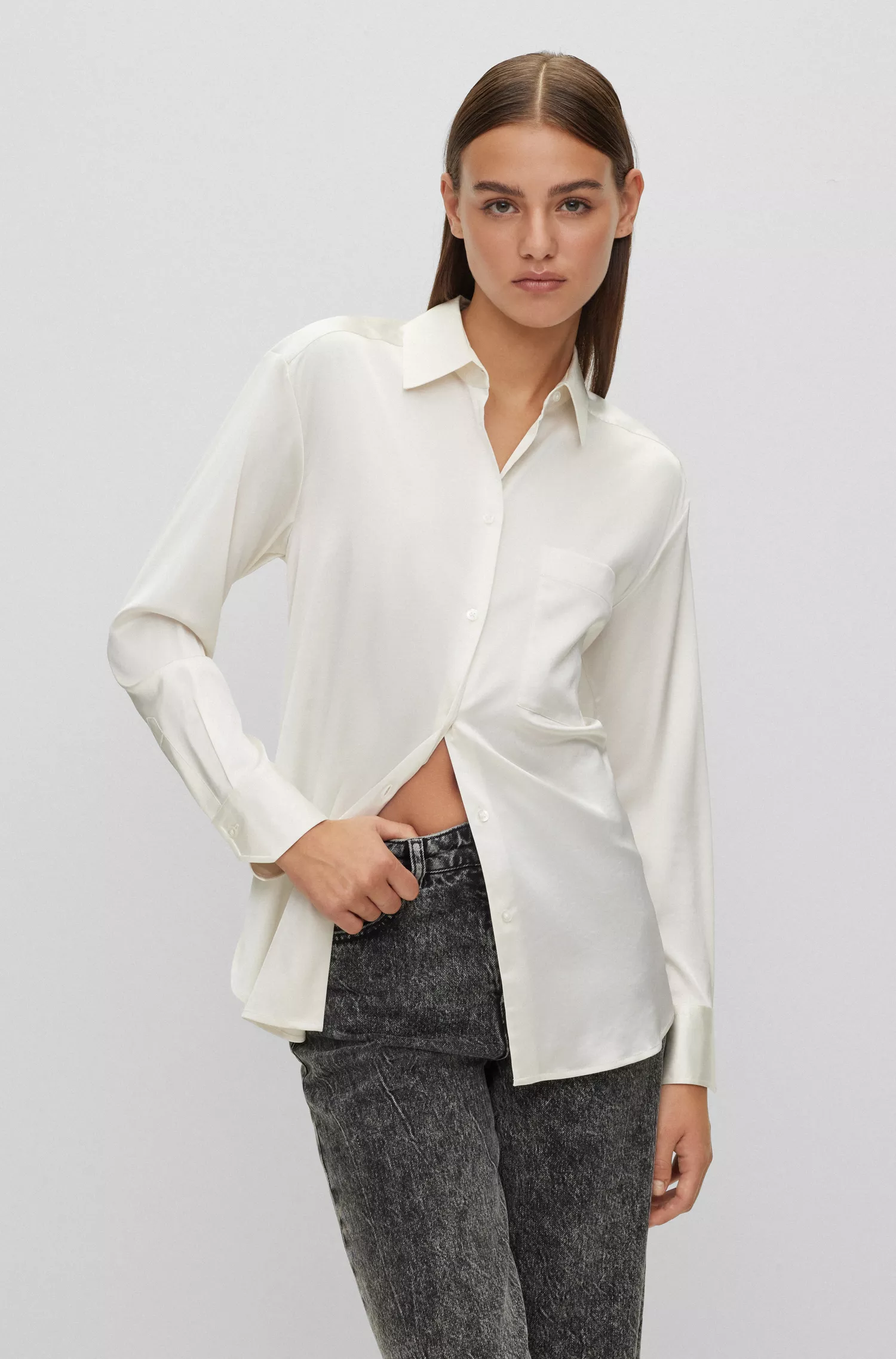 Blusa HUGO vermelha de modelagem ampla em cetim elástico.