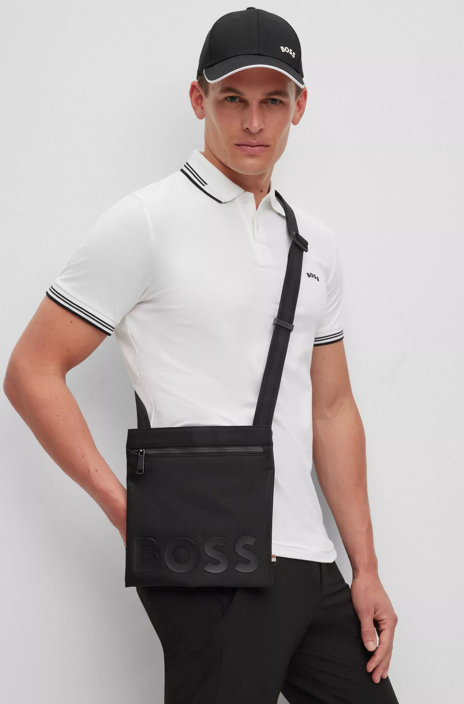 Bolsa envelope BOSS com logotipo preto em material reciclado texturizado.