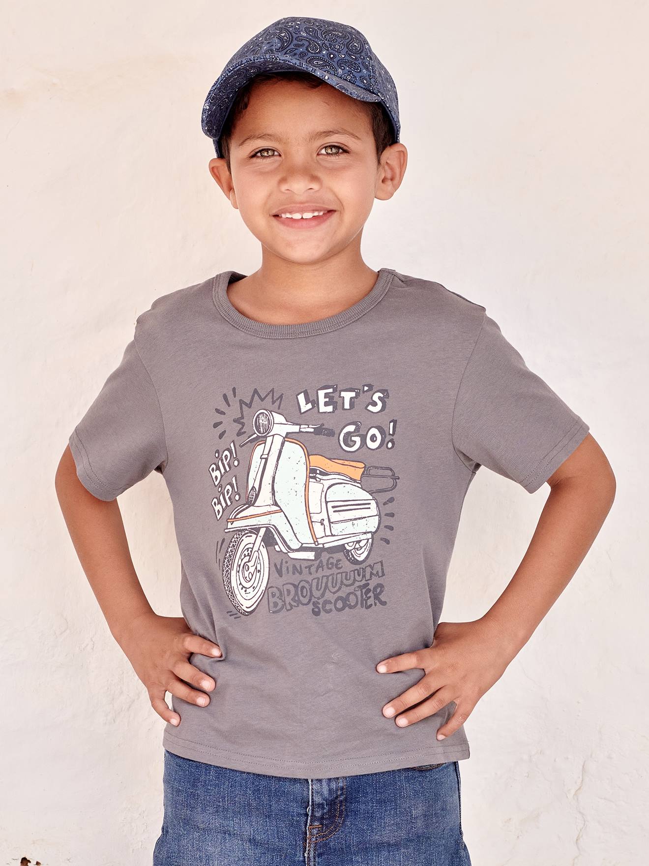 Camiseta de manga curta com estampas gráficas, para meninos, lisa, branca clara com motivos.