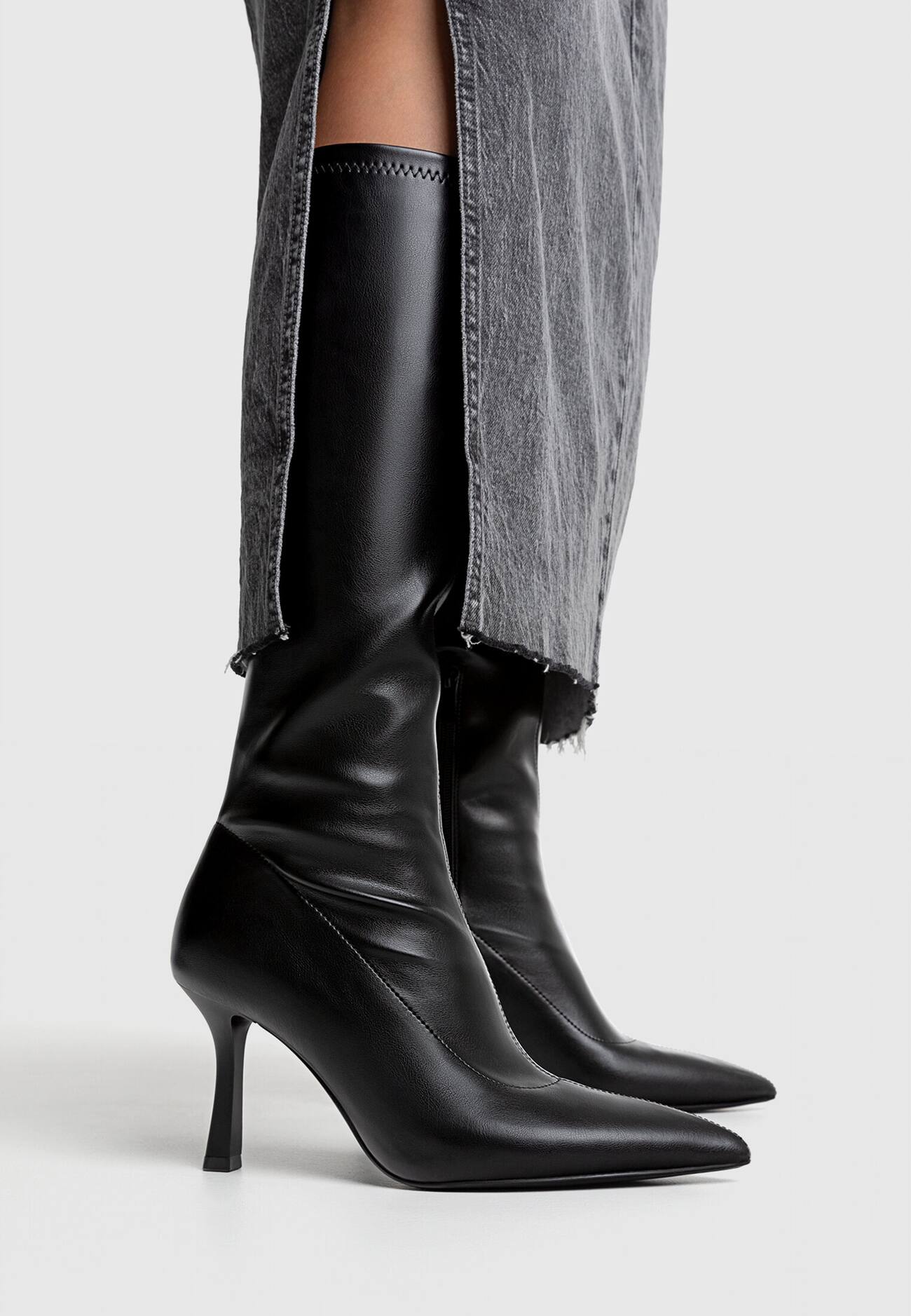 Botas pretas de salto alto tamanho XL com elastano