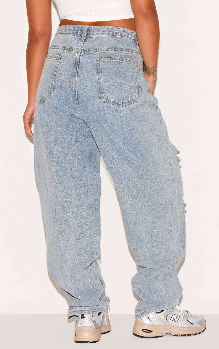 Light Blue Wash Prettylittlething Plus Jean Mom Délavage Clair Déchiré