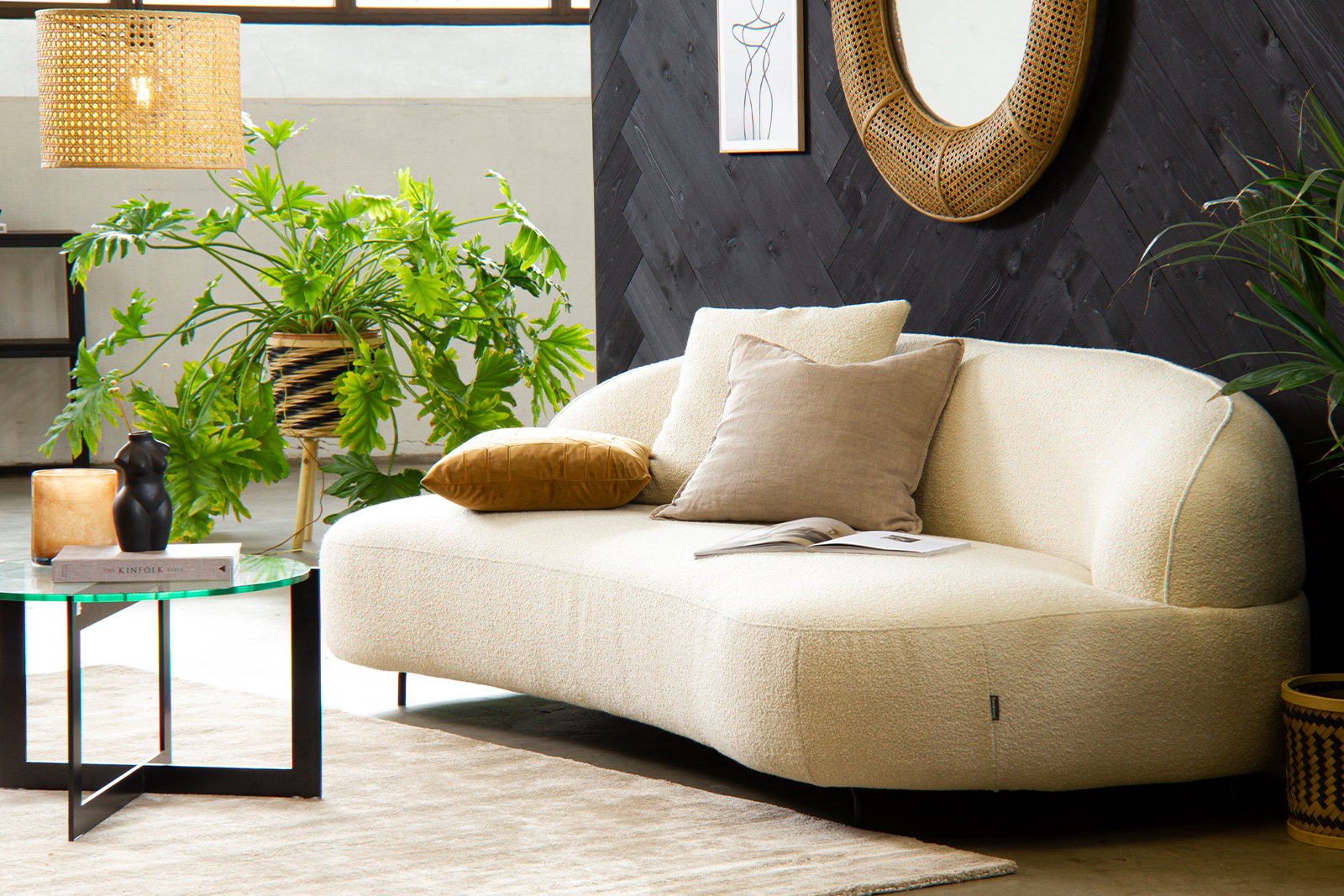 Aria sofa 3-seter. I bouclétekstil Gianni Cream med sorte metallben.