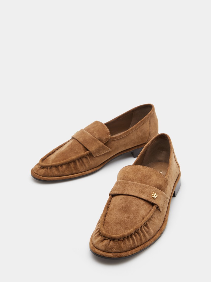 Loafers em camurça com detalhe metálico