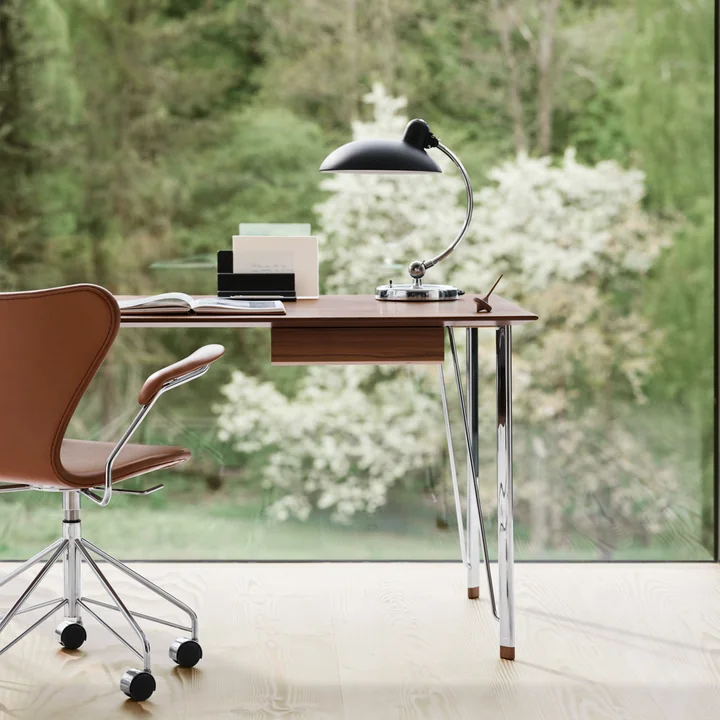 Fritz Hansen - FH3605 Schreibtisch, Chrom / Walnuss lackiert