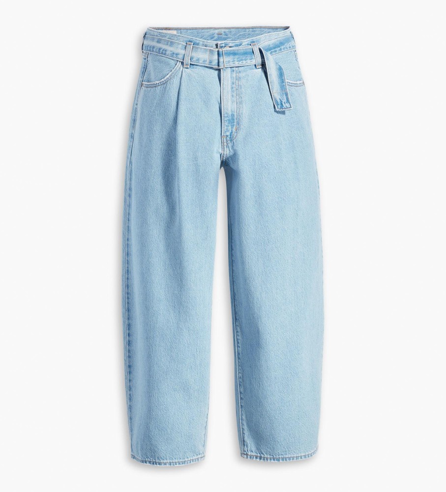 Calça jeans Levi's com cinto, modelo baggy, cor índigo claro.