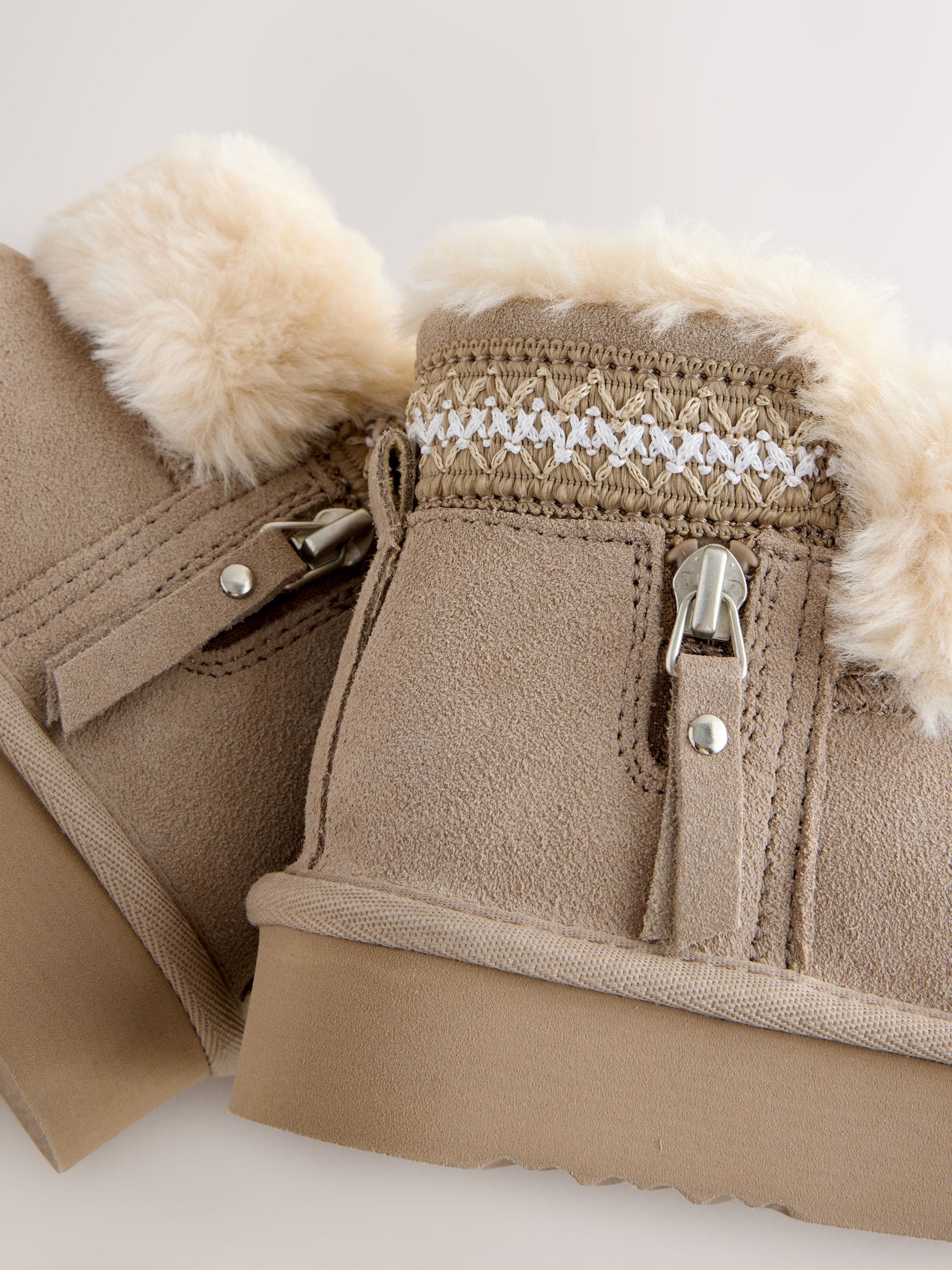 Nertsgrijs/bruin - Water Repellent Suede Pull on Boots