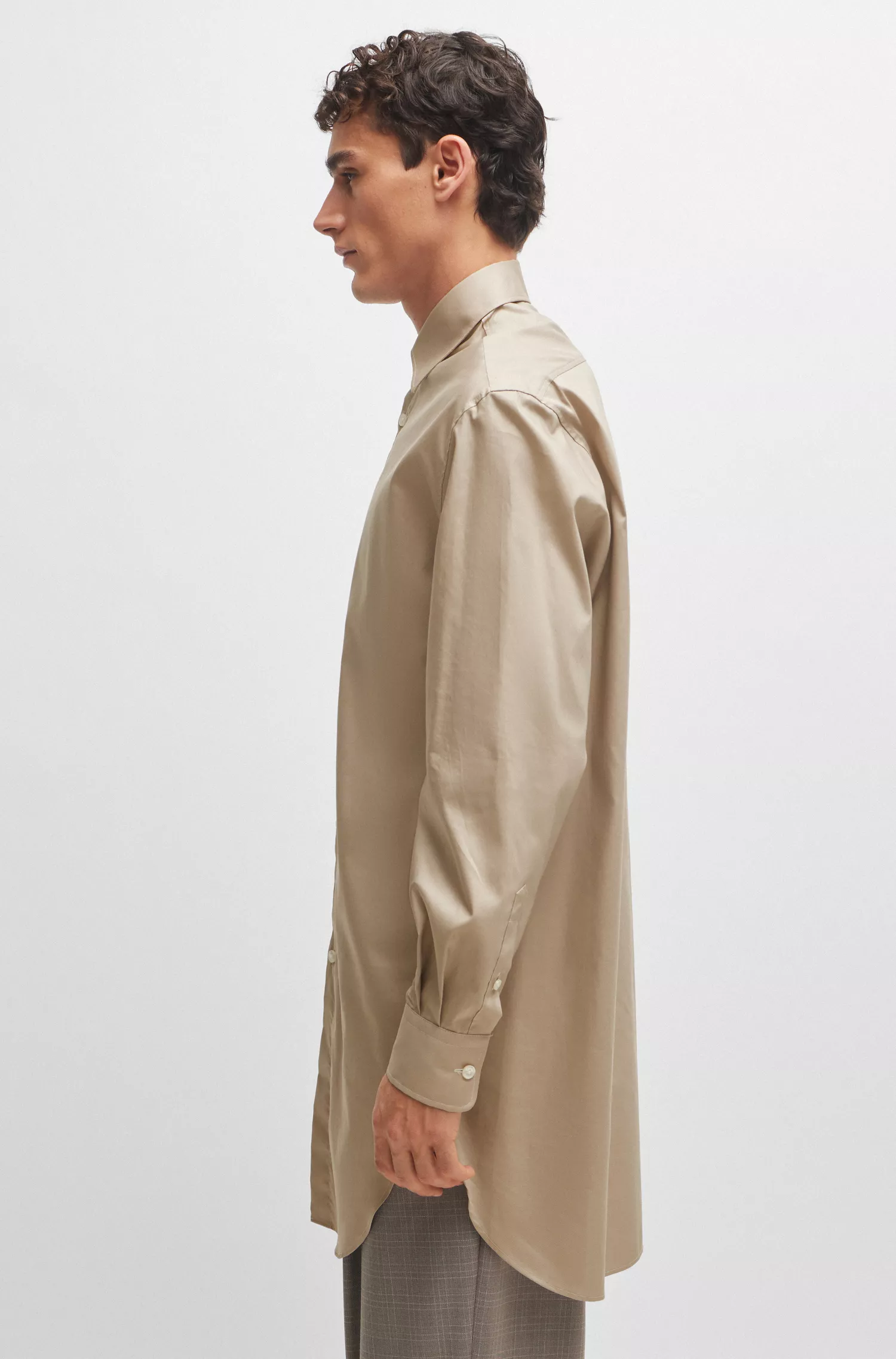Camisa BOSS preta de corte reto e comprimento alongado, em popeline de algodão fácil de passar.