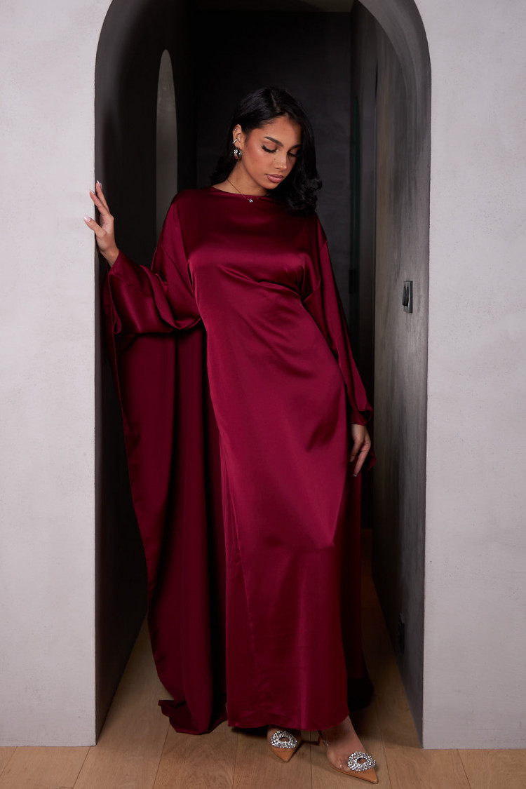 Robe ample ceinturée et satinée bordeaux avec empiècement cape