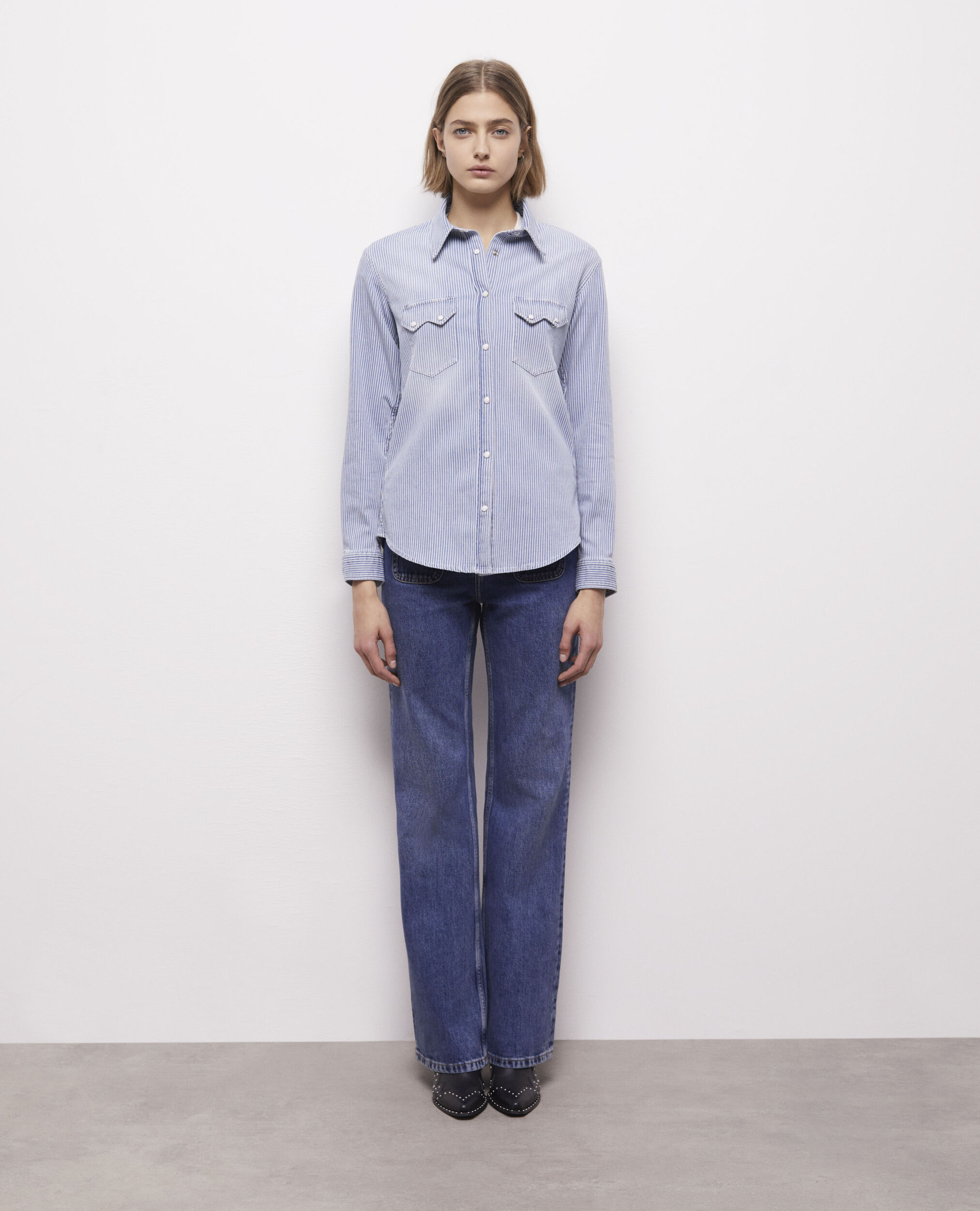Chemise à rayures bleues et blanches