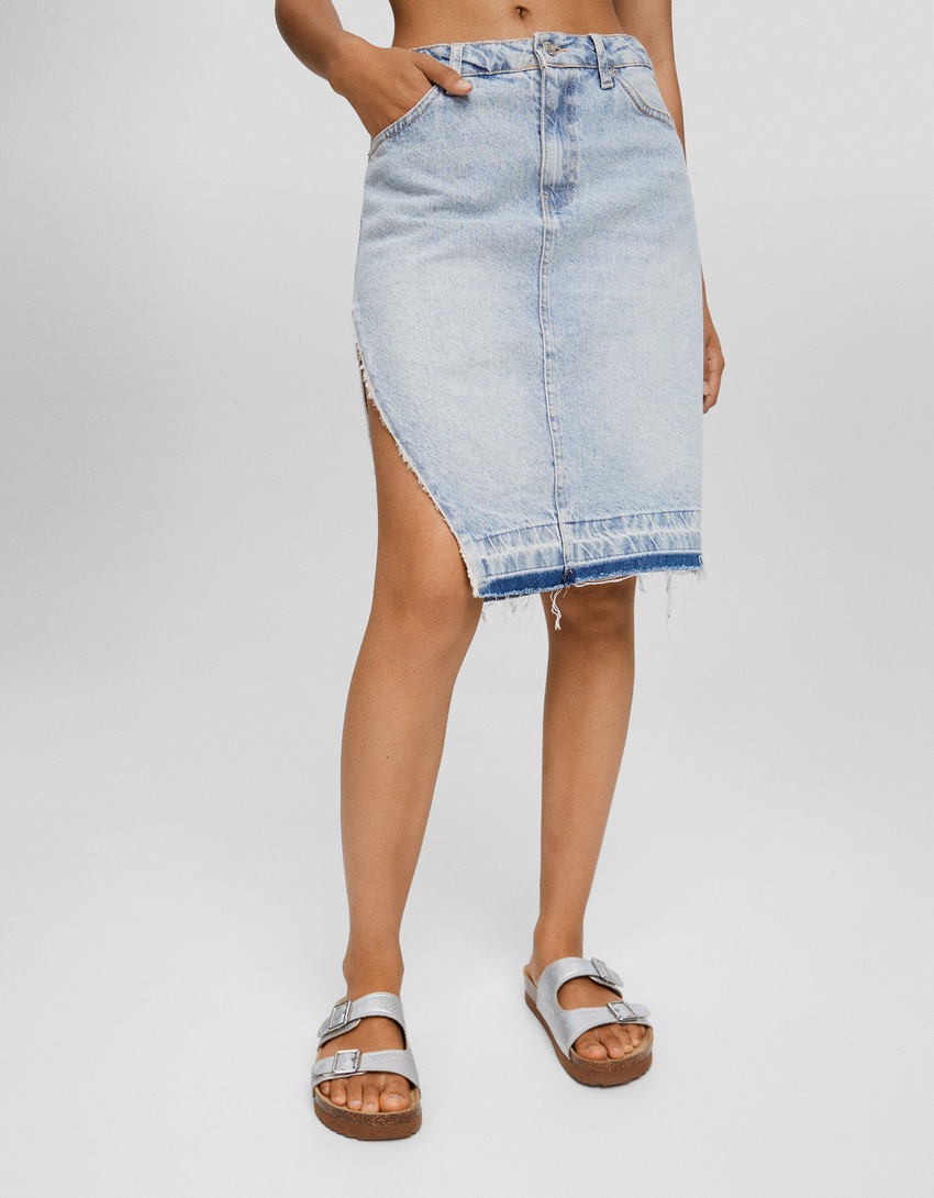 Saia jeans com fenda lateral