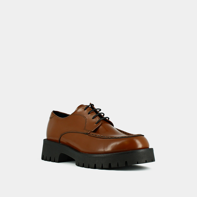 Derbies à lacets et semelles crantées  en cuir glacé cognac