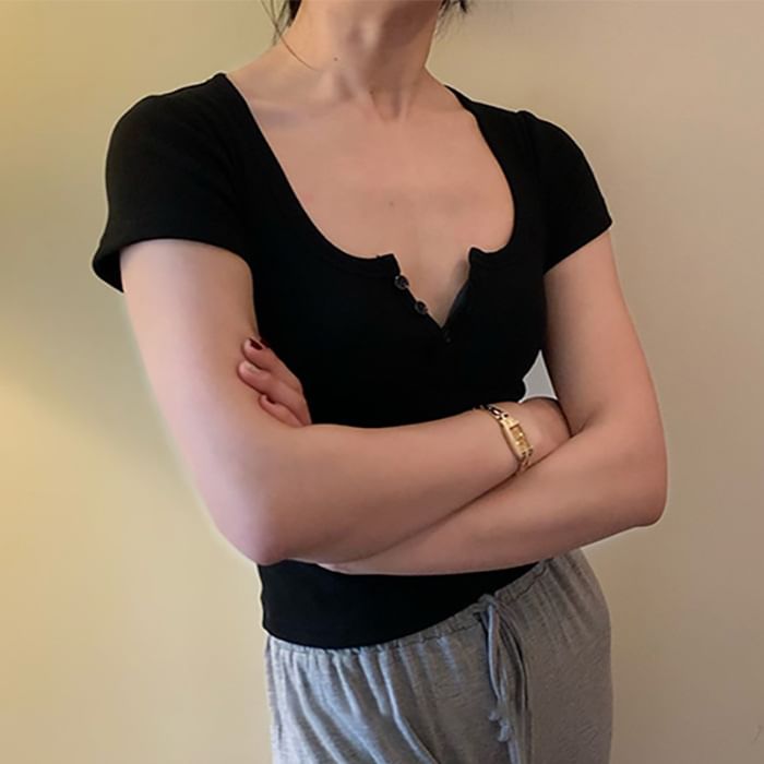 Striinkie - Effen slim-fit crop top met korte mouwen en halve knopen