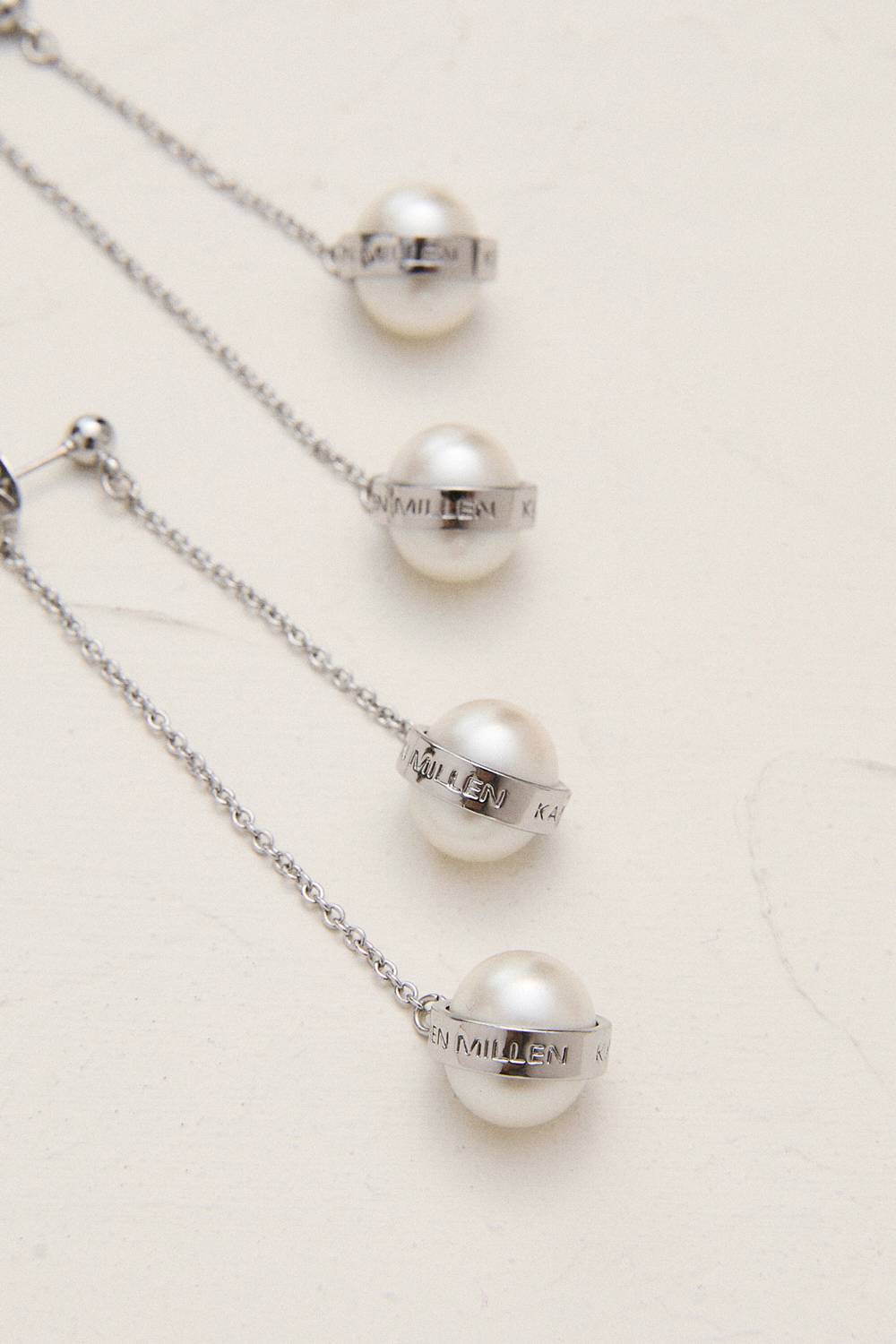 KarenMillen Boucles d'oreilles pendantes double goutte à logo perle en ton argenté