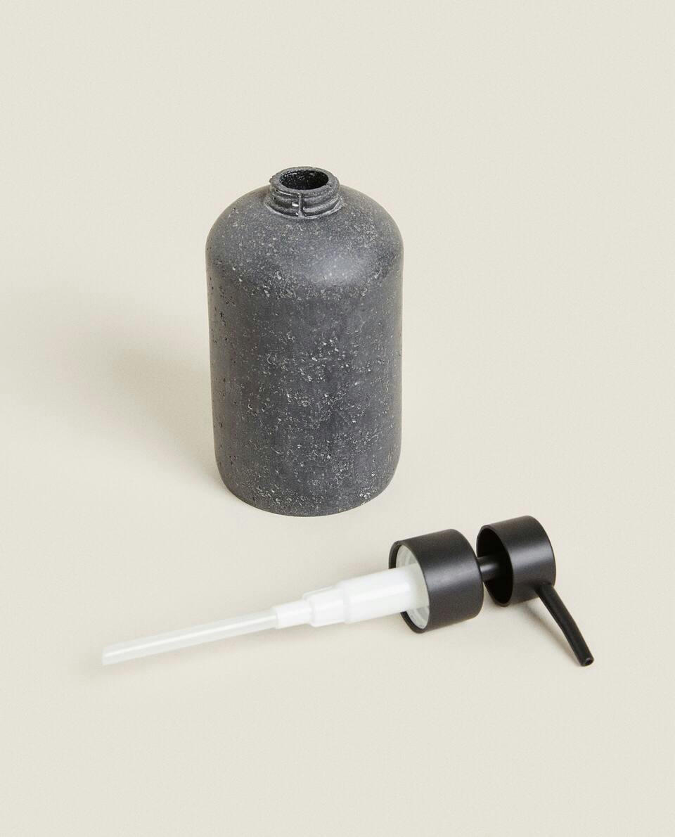 Conjunto de banheiro em resina preta com efeito pedra