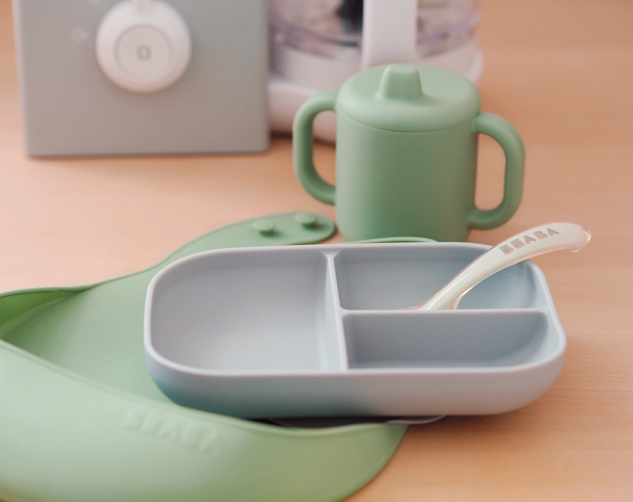 Silikon-Geschirrset ESSENTIAL 4-teilig in salbeigrün/grau