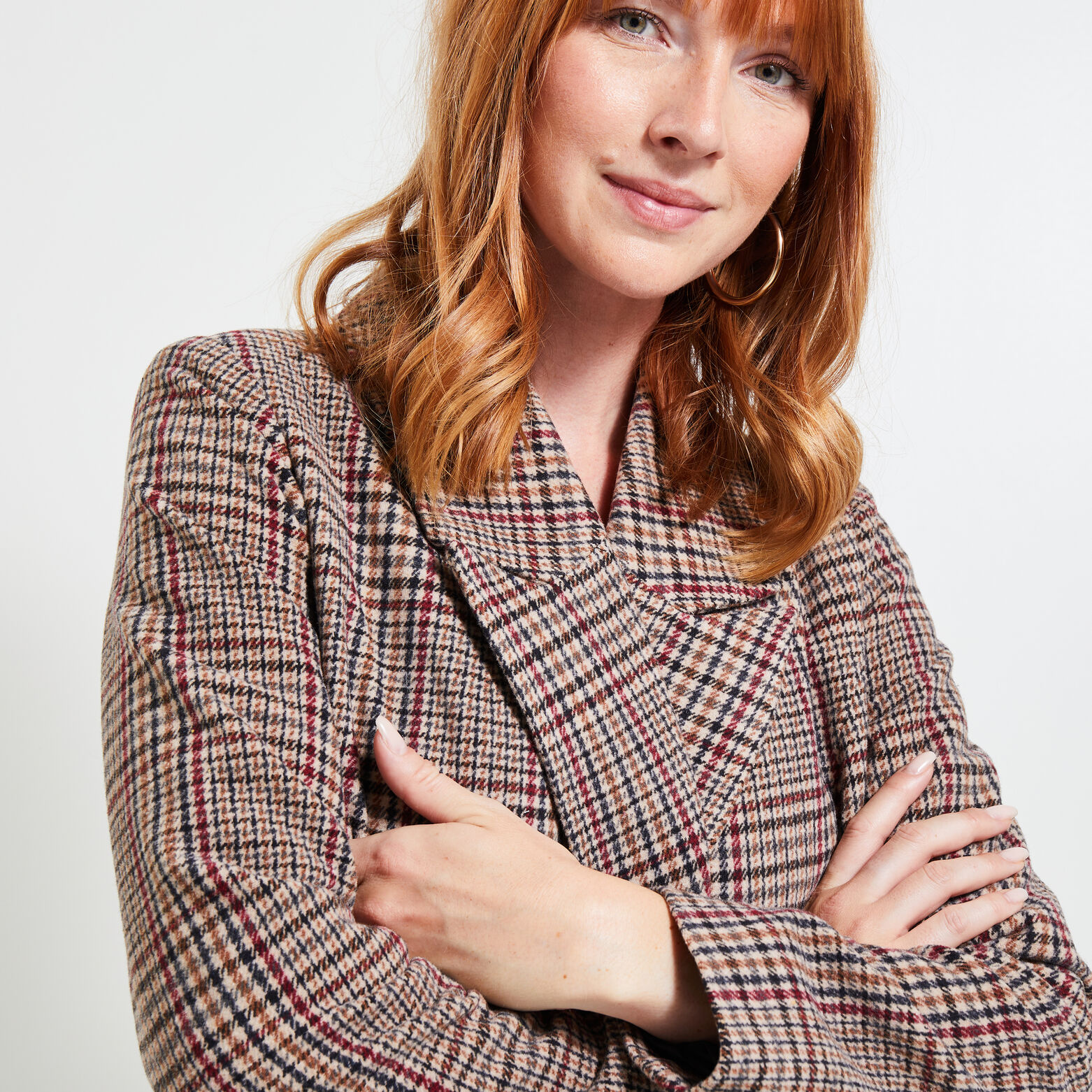 Manteau par-dessus femme