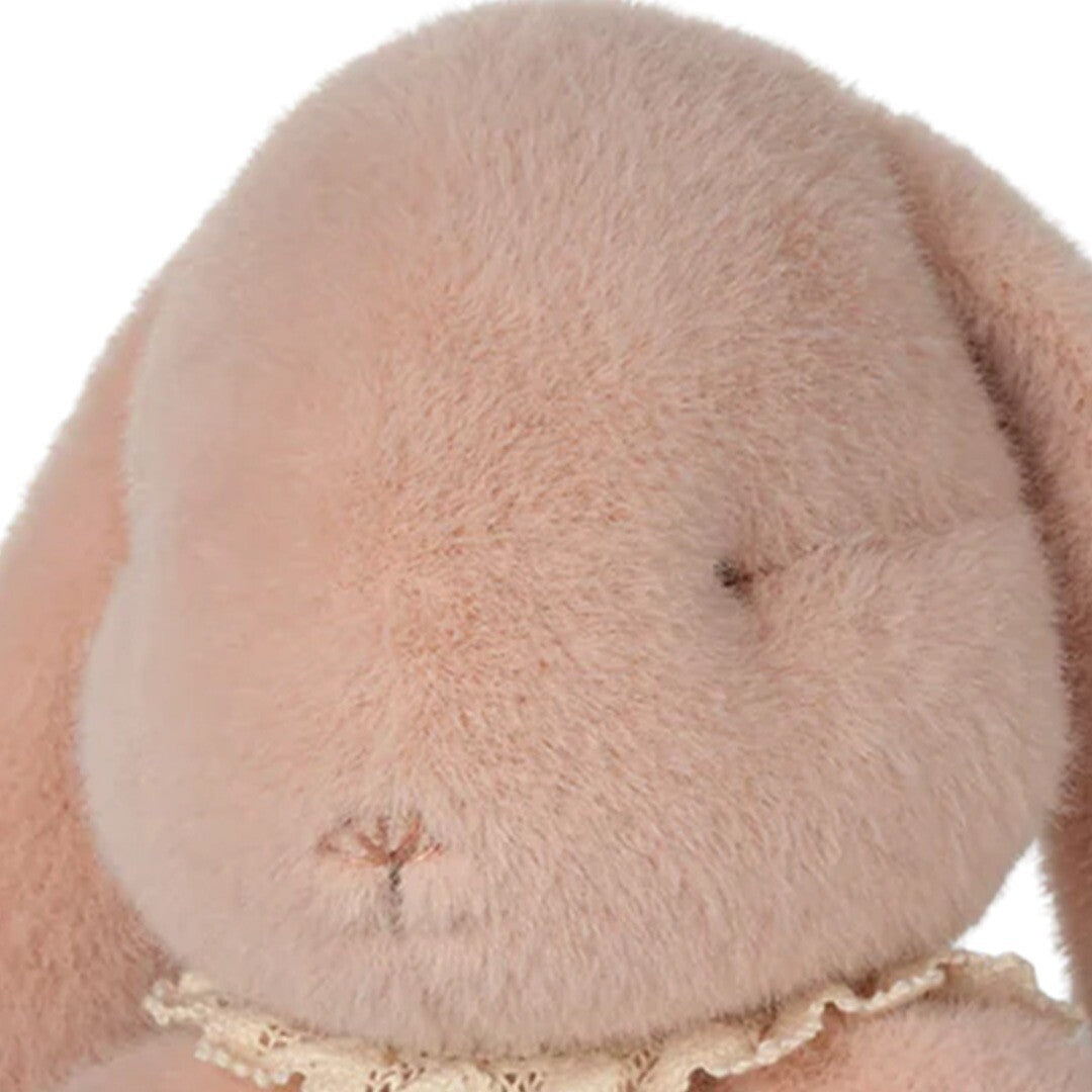 Maileg knuffelkonijn bunny plush met ei - powder - 18 cm