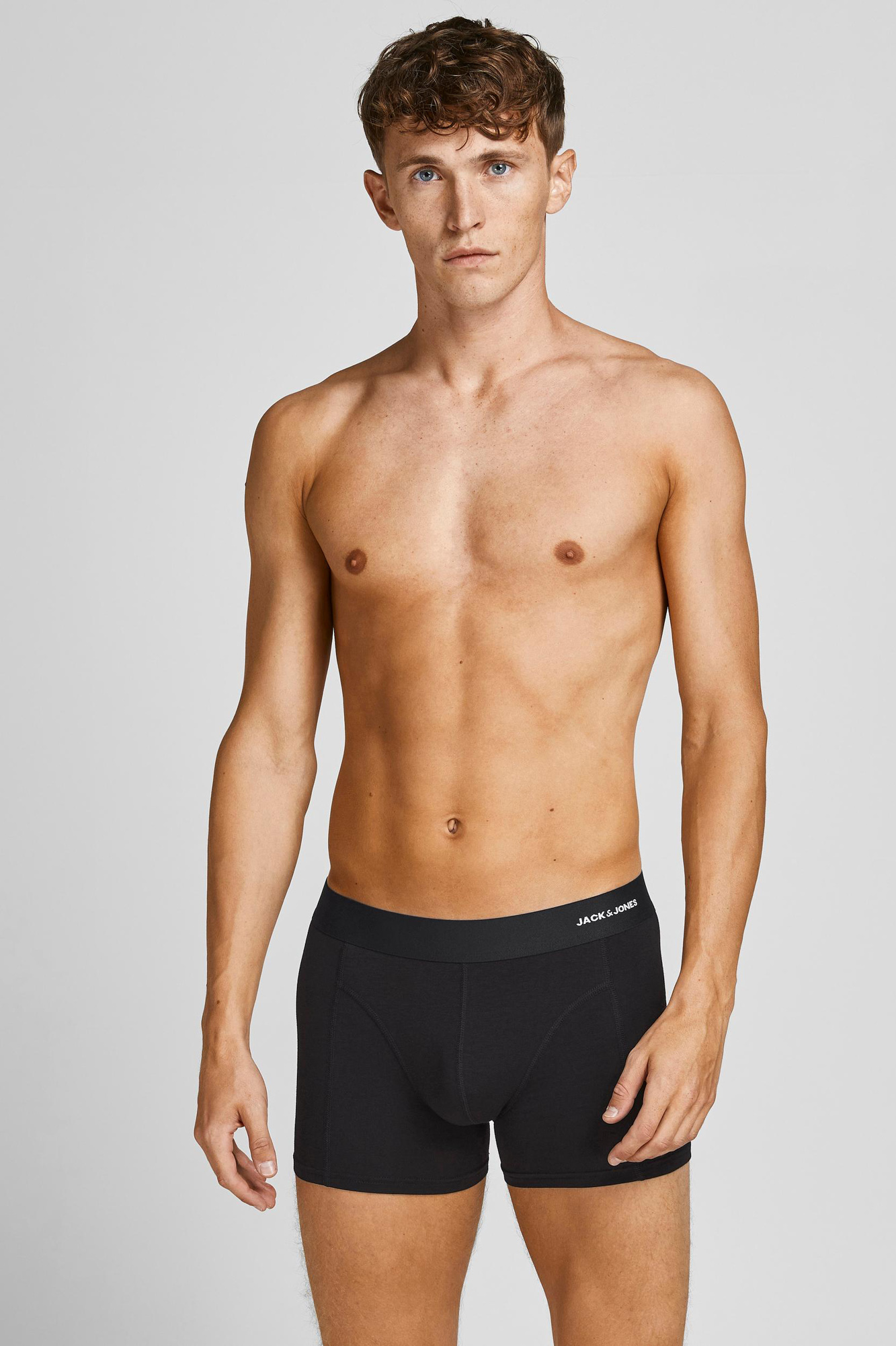 Pacote com 3 cuecas boxer com logotipo.