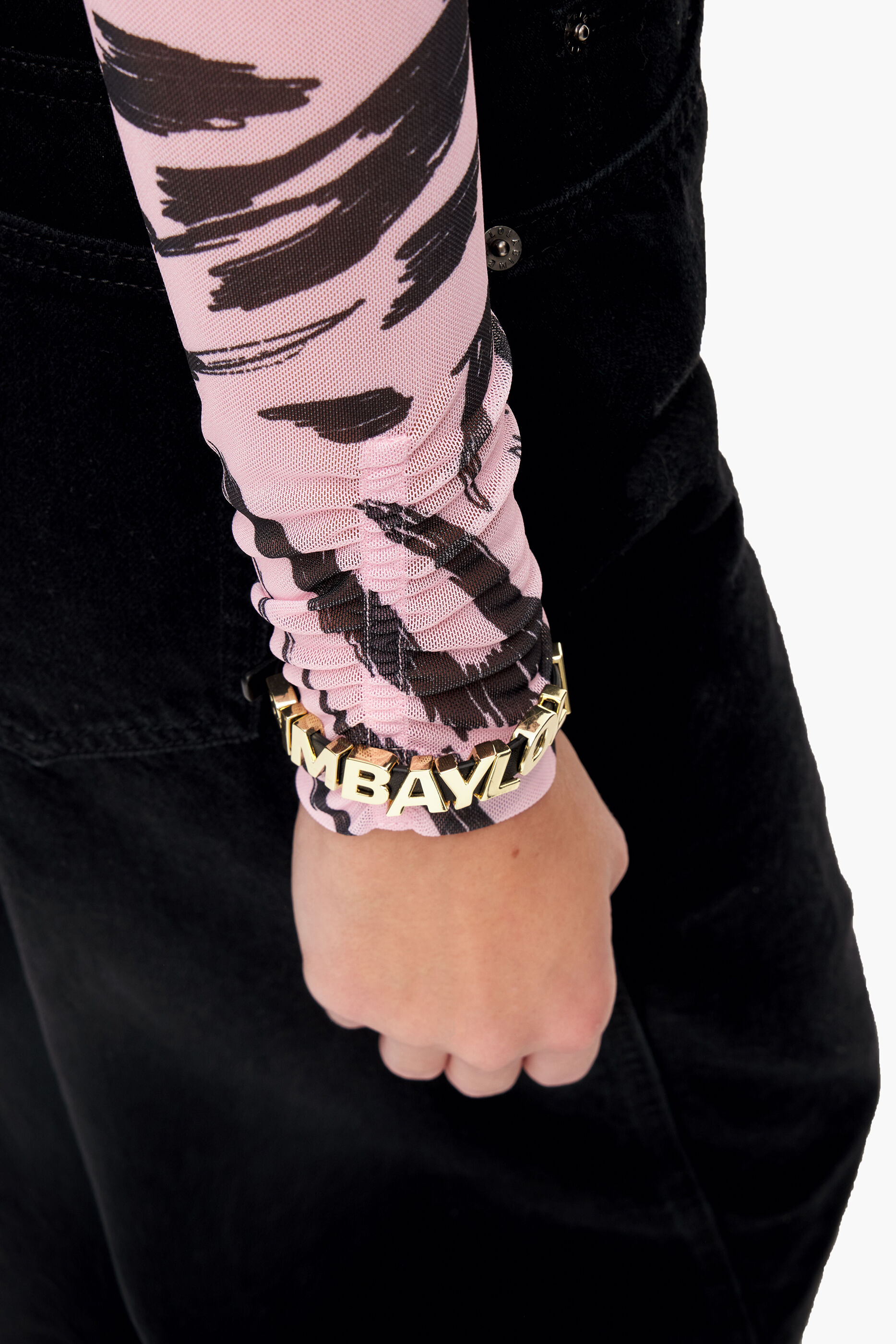 Pulseira com logotipo em letras pretas