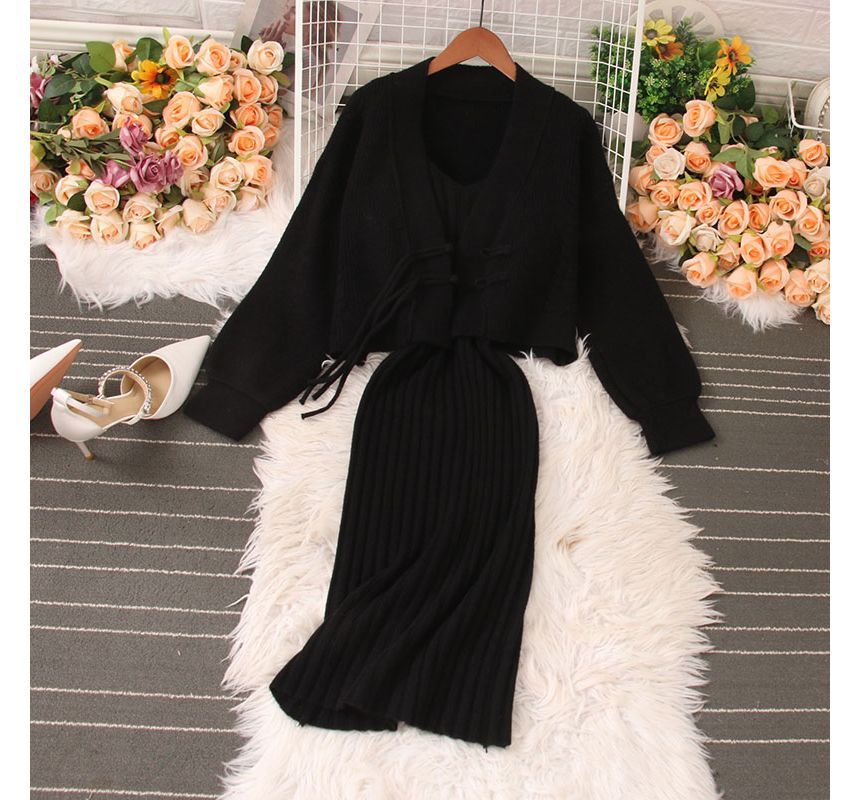 Yolandus - Set: Mouwloze effen geribbelde middellange gebreide jurk + V-hals kikkervest met knopen