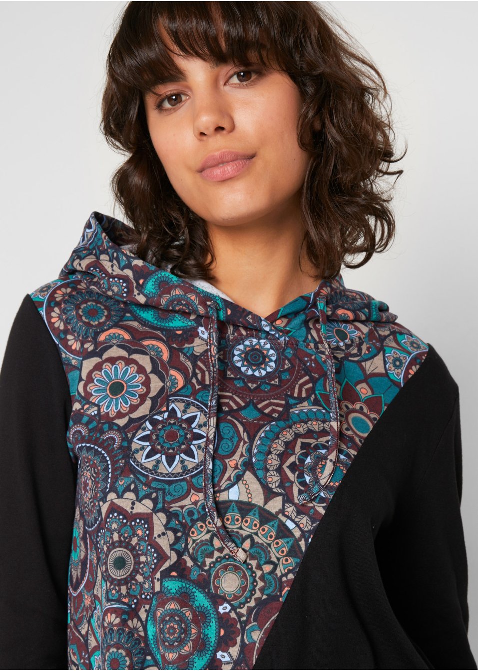 T-shirt à capuche avec base à pans et motif patchwork, manches longues