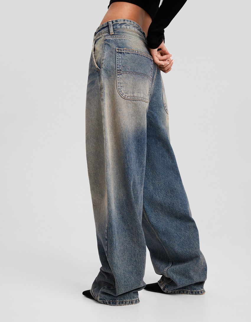 calça jeans estilo skater com efeito desbotado