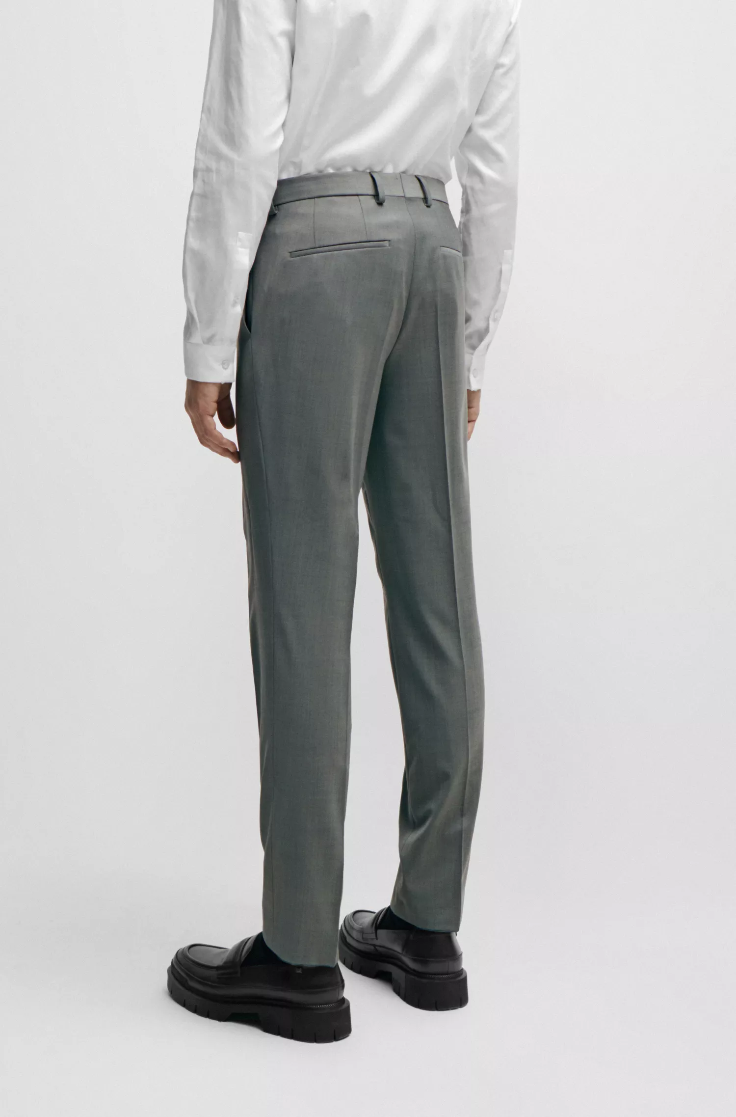 Terno HUGO vermelho, corte slim, em tecido elástico com aparência de mohair.